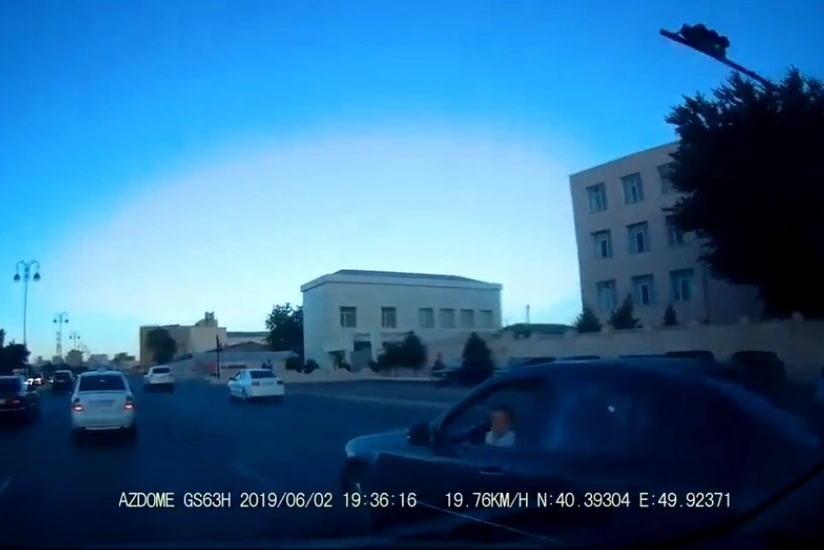 Babək prospektində avtomobil sürən uşaq - VİDEO