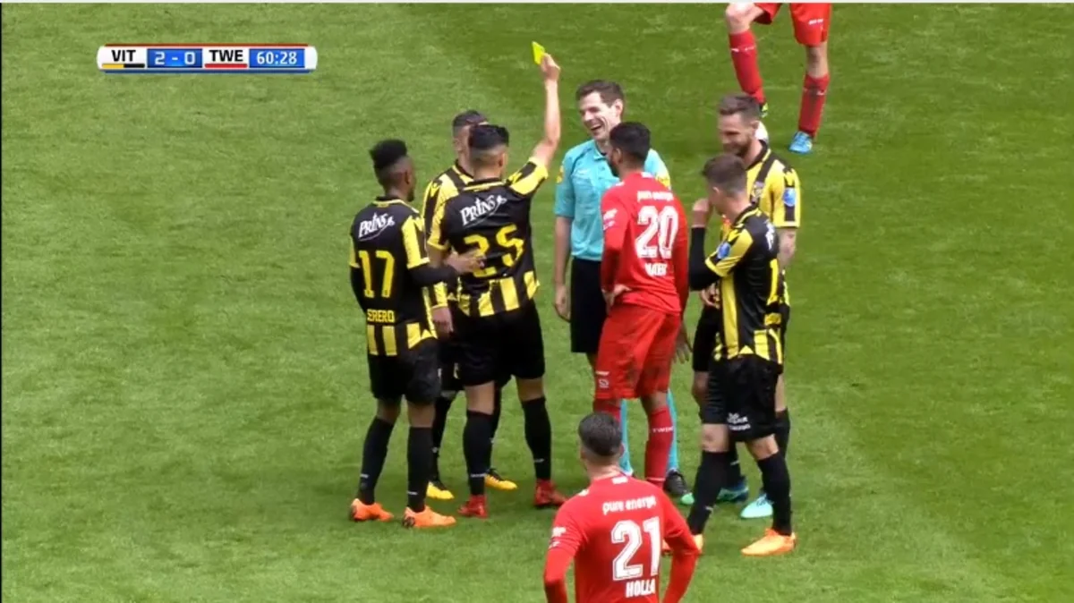 Vitessin futbolçusu onu yıxan hakimə sarı vərəqə göstərib