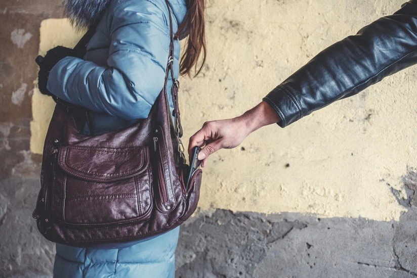 Bakıda qadının çantasından pul və bank kartları oğurlanıb