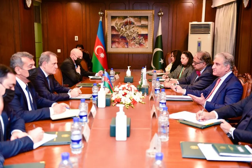 Azerbaijani FM meets Pakistani counterpart