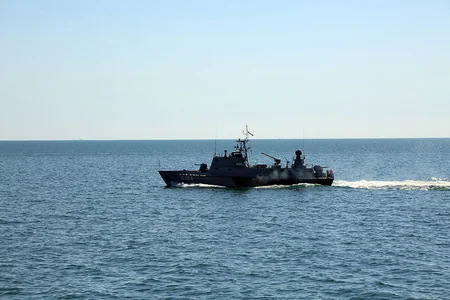 Artillery firings at a floating mine conducted within the Sea Cup 2017 contest - VIDEO
