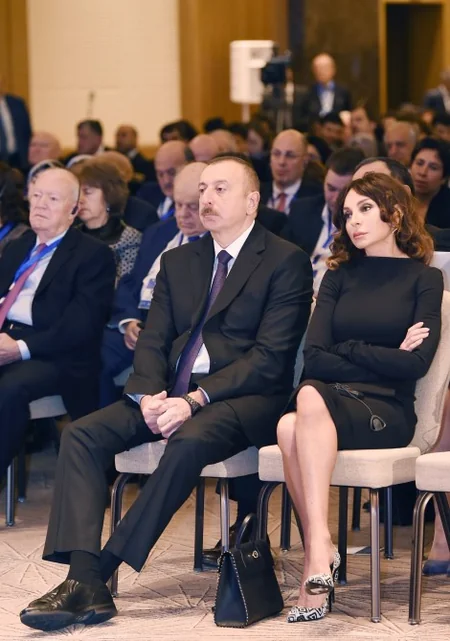 Mehriban Əliyeva Nizami Gəncəvi Beynəlxalq Mərkəzinin qızıl medalı ilə təltif edilib - YENİLƏNİB-2