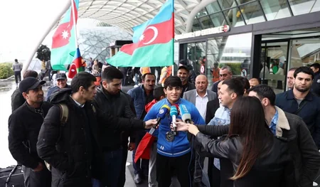 Avropa çempionatında uğur qazanan Azərbaycan cüdoçuları Vətənə qayıdıb - FOTO