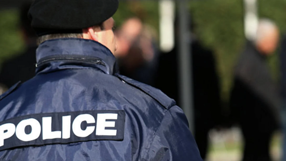Unknown gunman opens fire on police bus in Athens