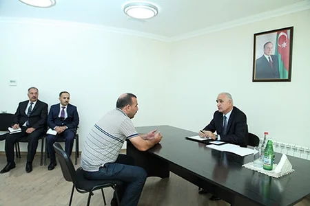 ​İqtisadiyyat və sənaye naziri Qusarda vətəndaşlarla görüşüb