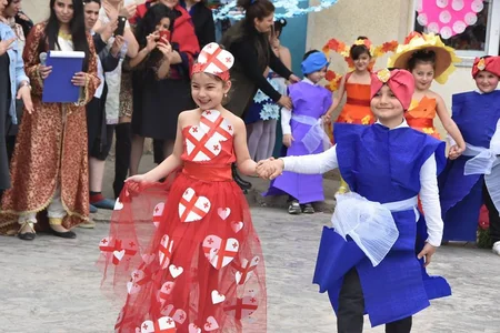 Gürcüstanda nazir müavini azərbaycanlı məktəblilərin Novruz şənliyinə qatılıb