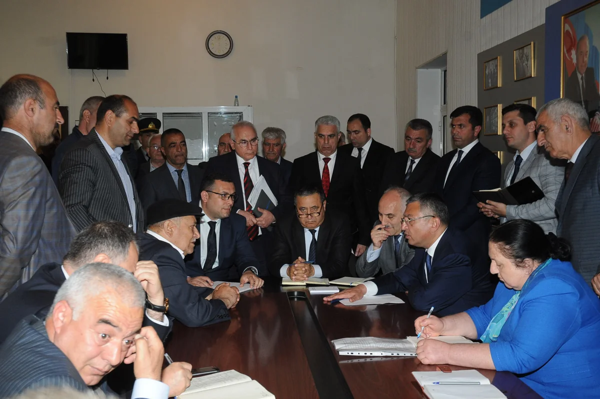 Rövşən Rzayev məcburi köçkünlərin müraciətlərinin araşdırılması üçün tapşırıqlar verib