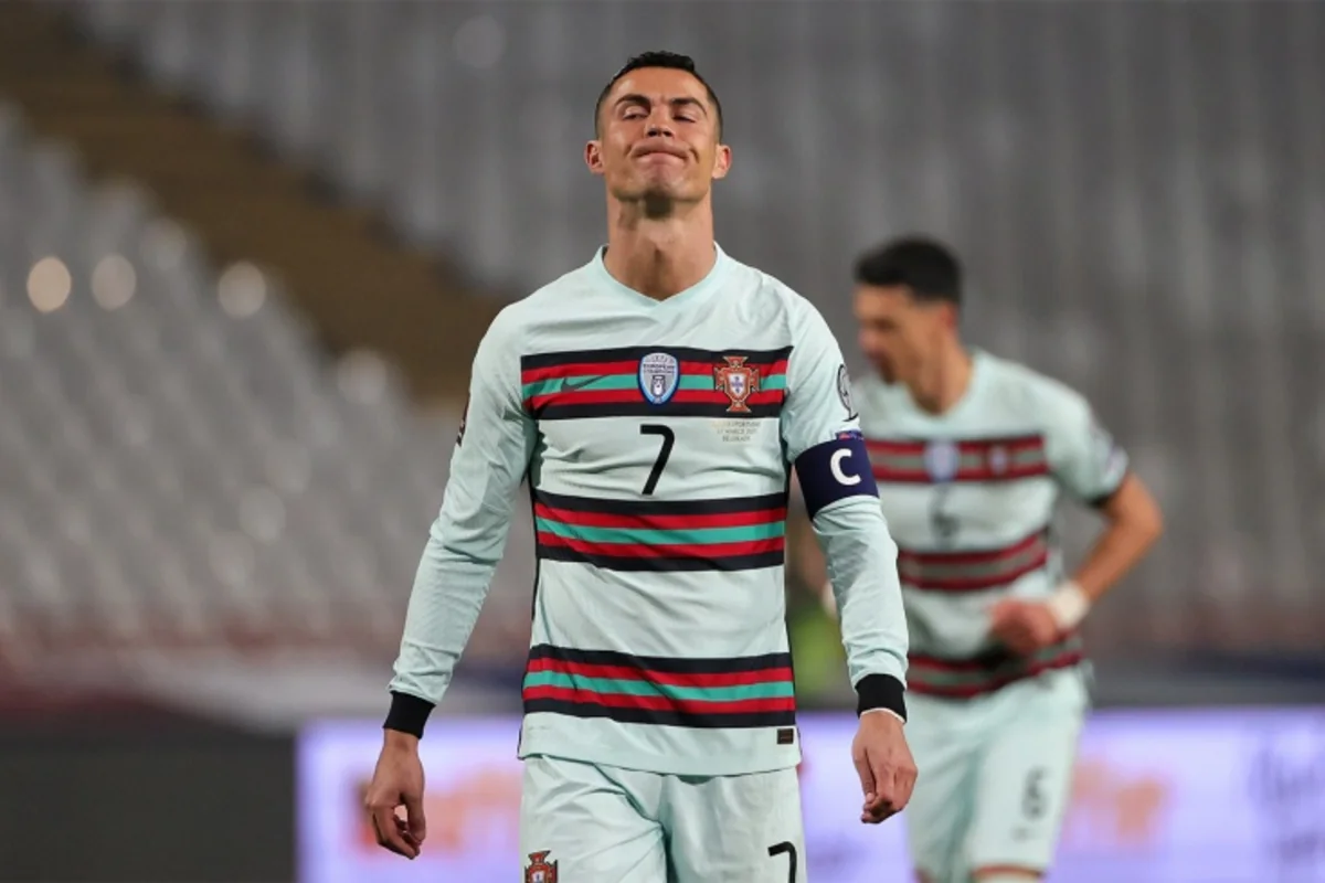 Роналду бросил капитанскую повязку на поле