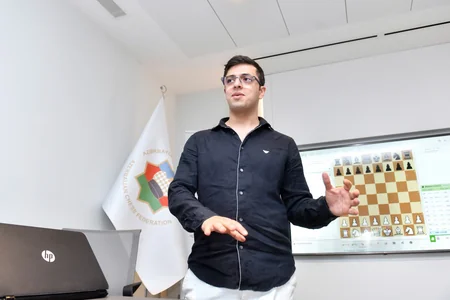 Nicat Abasov yeniyetmə şahmatçılarla görüşüb