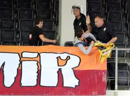 ​Fənərbağça - Qalatasaray matçından öncə azarkeşlər arasında toqquşma baş verib