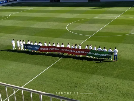 Нефтчи и Сабах вышли на поле со специальными панкартами