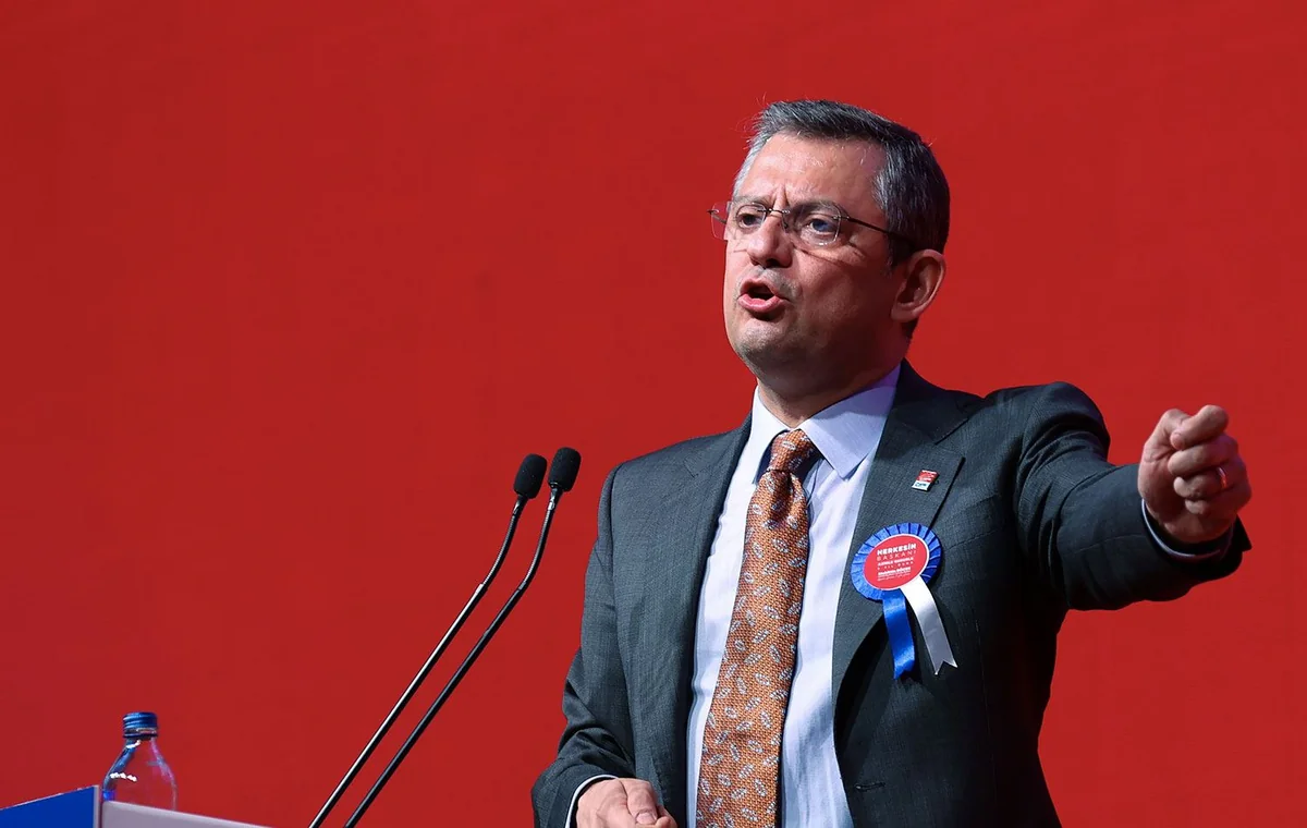 Özgür Özəl yenidən CHP sədri seçilib