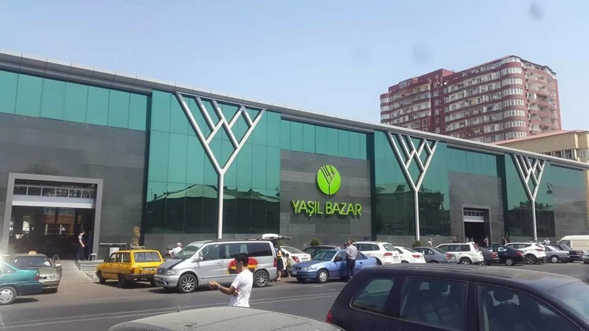 Yaşıl bazarda dava zamanı gənc oğlan bıçaqlanıb