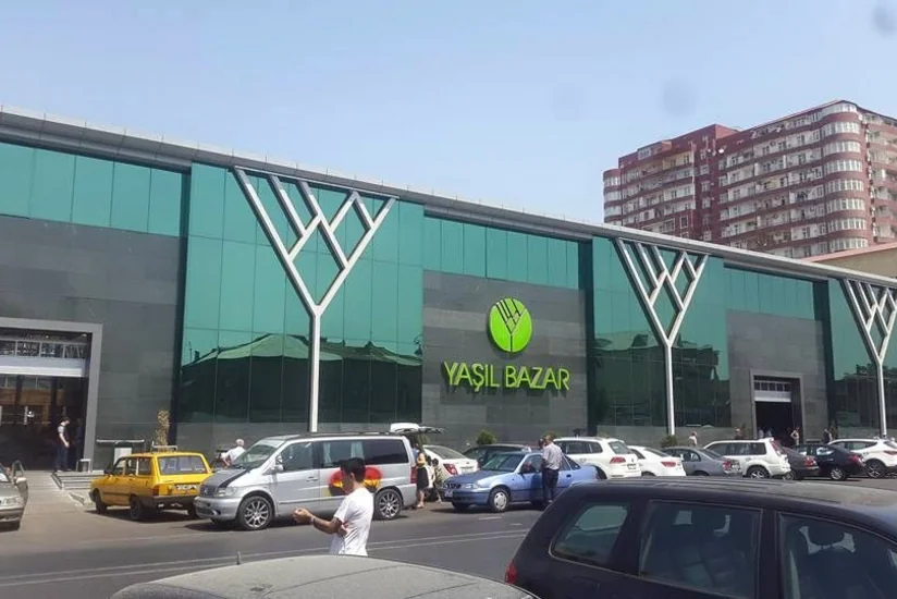 Yaşıl bazarda dava zamanı gənc oğlan bıçaqlanıb