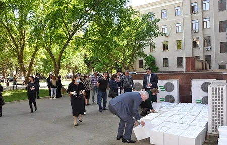 AMEA-nın bəzi işçilərinə ərzaq yardımı paylanıldı