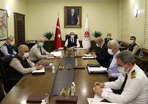 Hulusi Akar komandanlarla konfrans keçirib