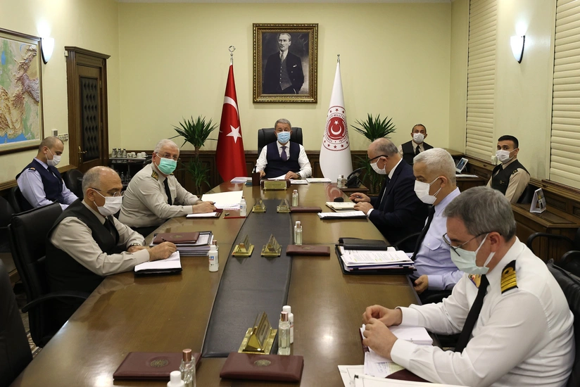 Hulusi Akar komandanlarla konfrans keçirib