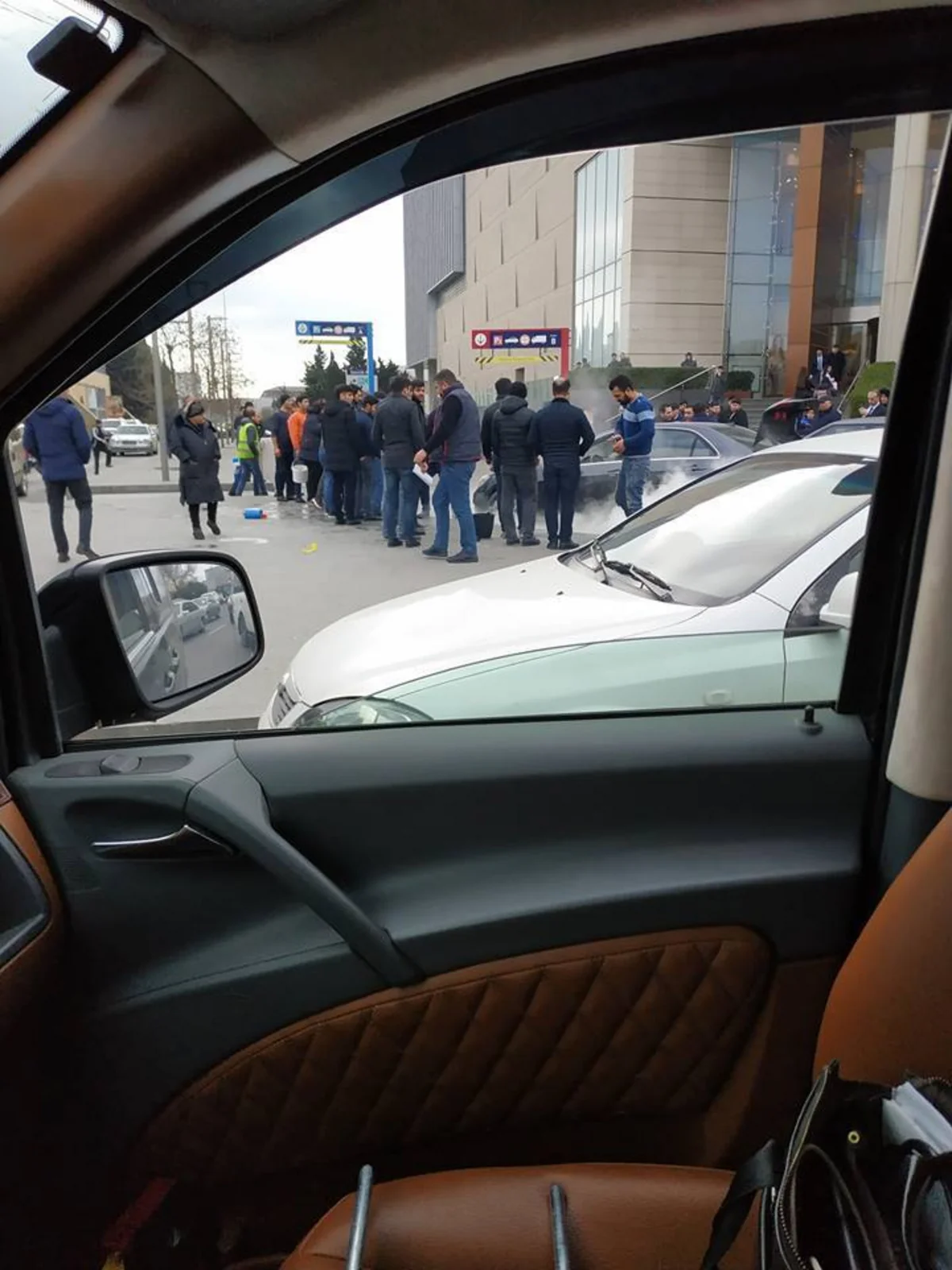 Bakıda “Mercedes” yanıb - VİDEO