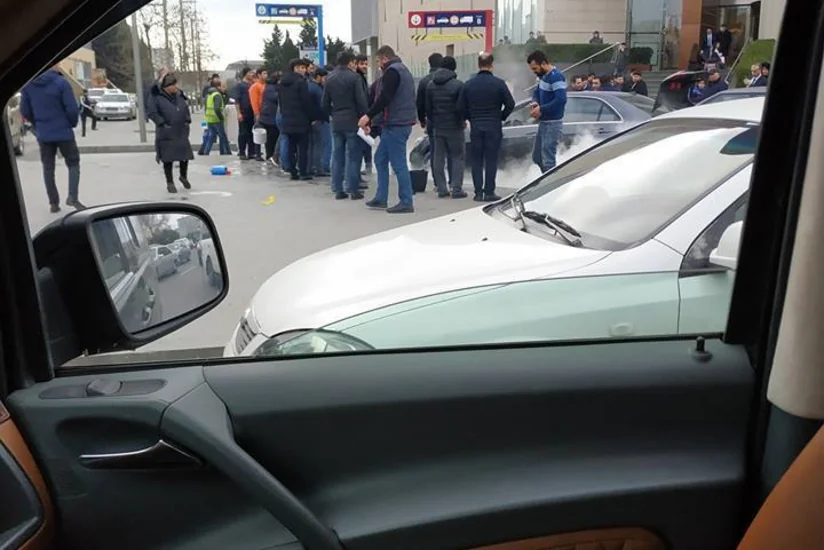 В Баку загорелся Mercedes - ВИДЕО