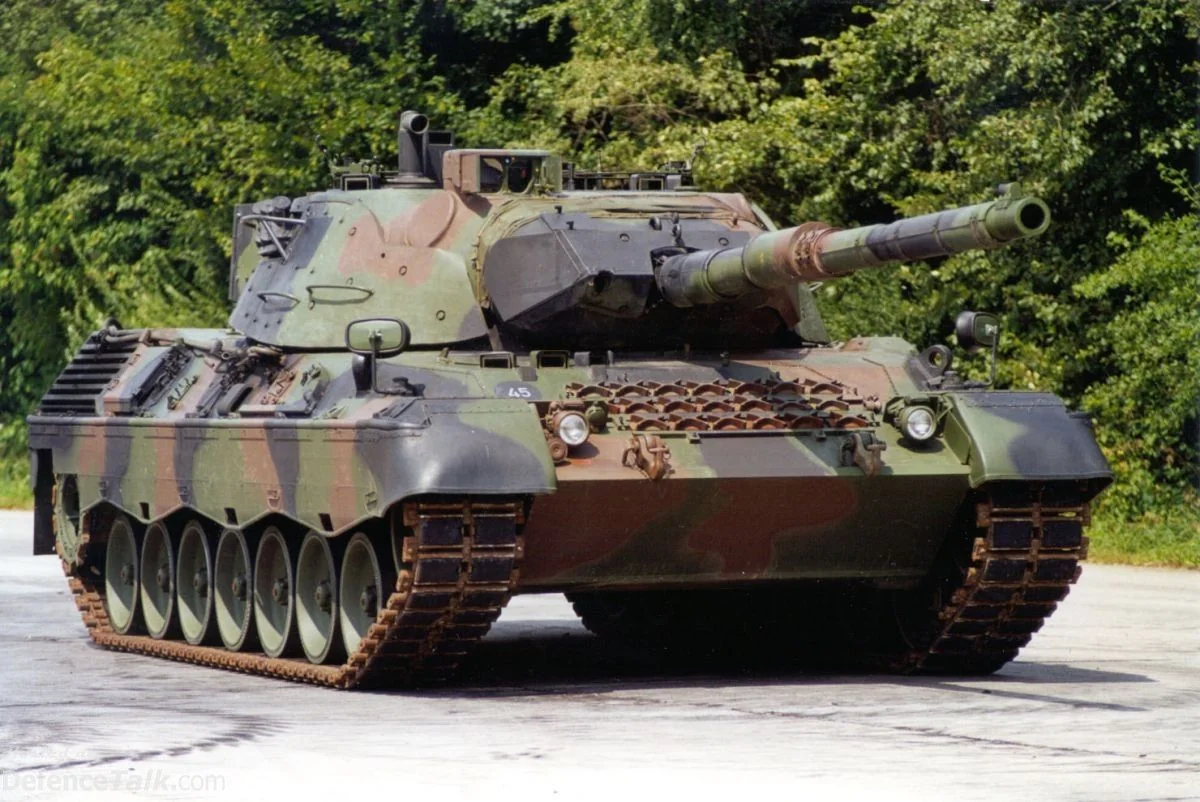 Испания заявила, что может направить Украине до 10 танков Leopard