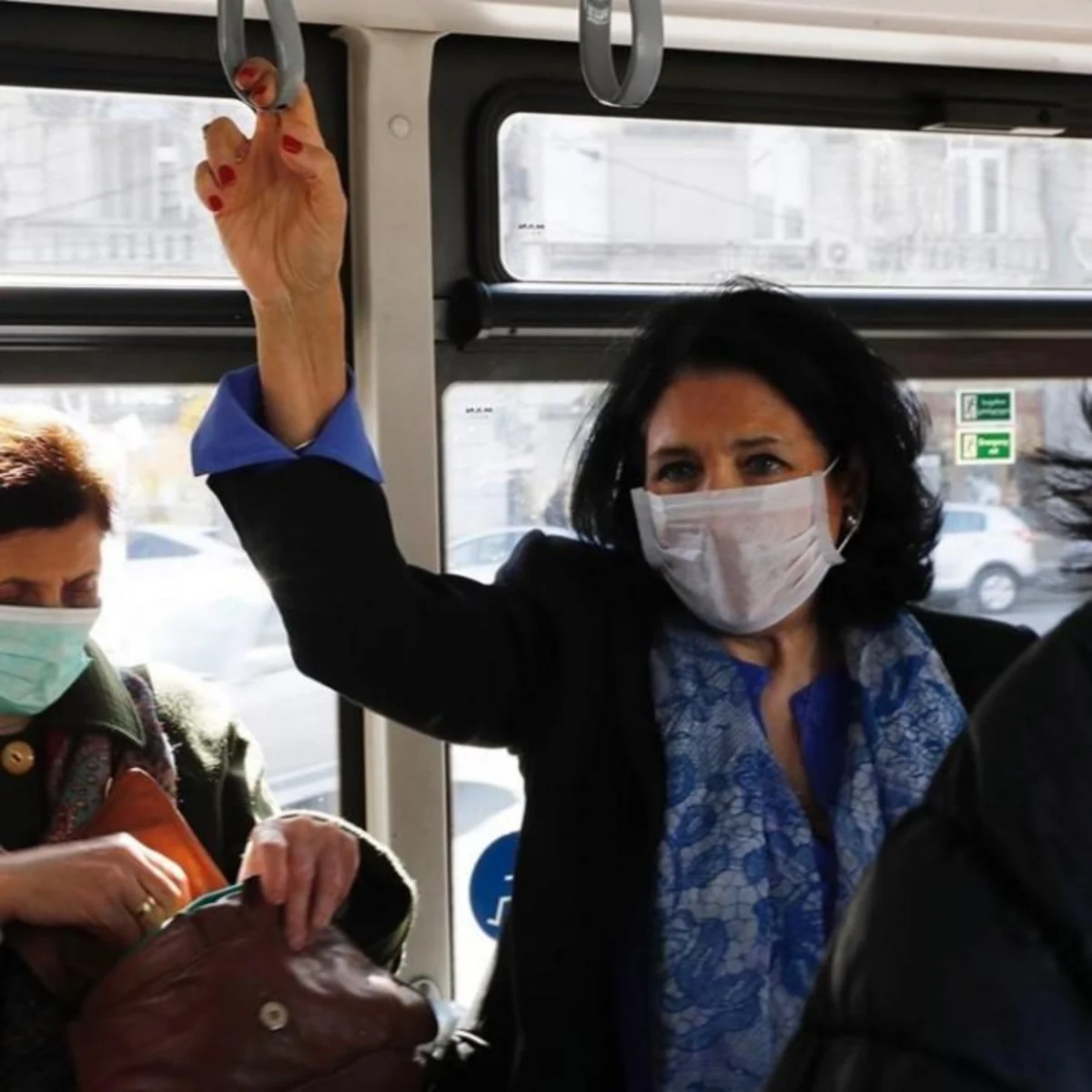 Gürcüstan prezidenti tibbi maska taxdı