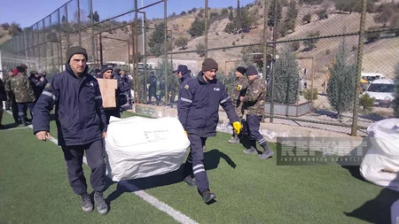 FHN Kahramanmaraşda sakinlərə humanitar yardım paylayır, çadırlar qurur
