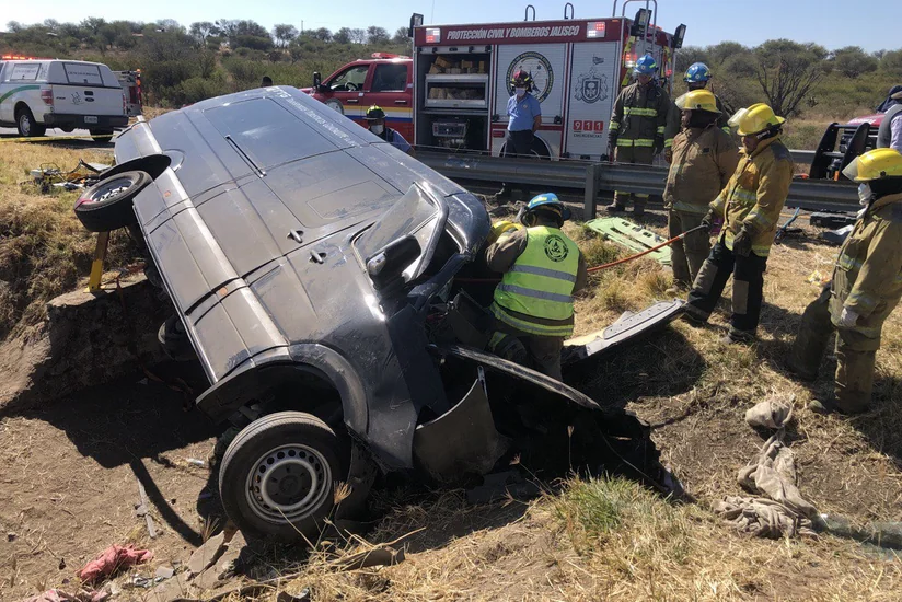 На западе Мексики перевернулся микроавтобус, погибли 13 человек