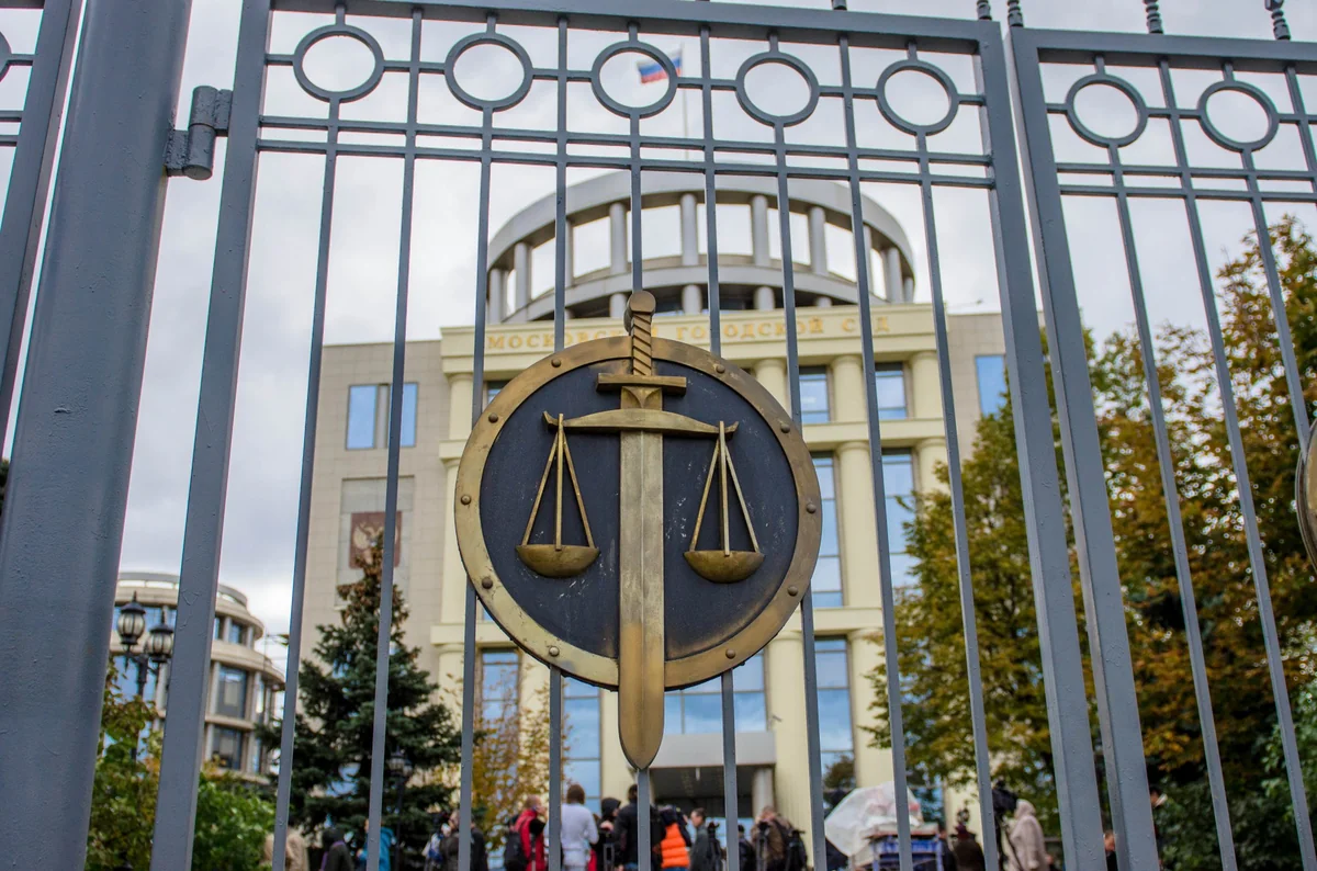 Moskvada 6 müttəhim məhkəmə iclasında damarlarını kəsib