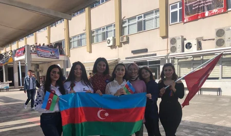 Bursada azərbaycanlı tələbələr “Bayraq günü” münasibəti ilə flaşmob keçirib - VİDEO