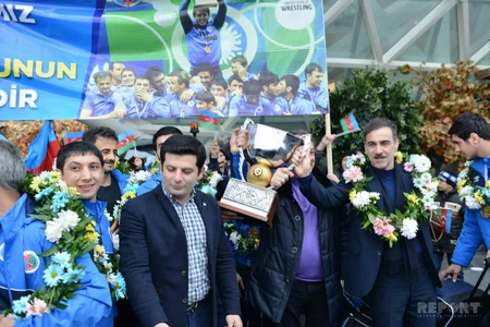 Azərbaycan bayrağını İranda zirvəyə qaldıran güləşçilər böyük coşqu ilə qarşılanıb