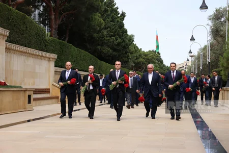 XİN-in rəhbər heyəti Fəxri və Şəhidlər xiyabanlarını ziyarət edib
