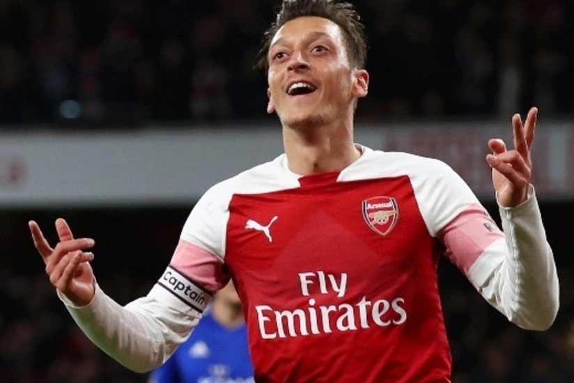 Mesut Özil oruc tutanlara maddi yardım etdi