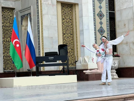 Под открытым небом в павильоне Азербайджан на ВДНХ отметили День независимости