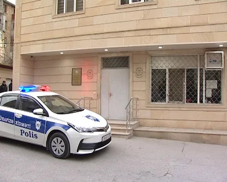 Bakıda banka basqın edən şəxsin və onu tutan polisin fotoları yayılıb