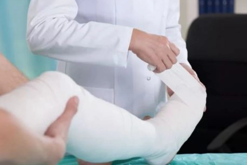 Bakıda avtomobillə vurulan piyadanın ayağı sınıb