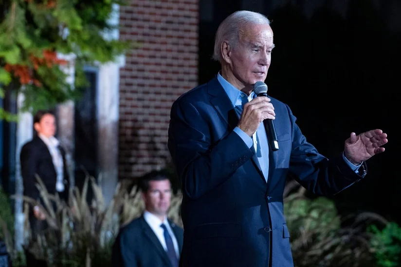 Daily Mail: Байден едва не упал на сцене во время выступления в Нью-Йорке