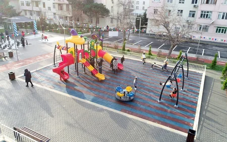 Leyla Əliyeva Bakıda abadlaşdırılan daha bir həyətin açılışını edib, ağac əkib