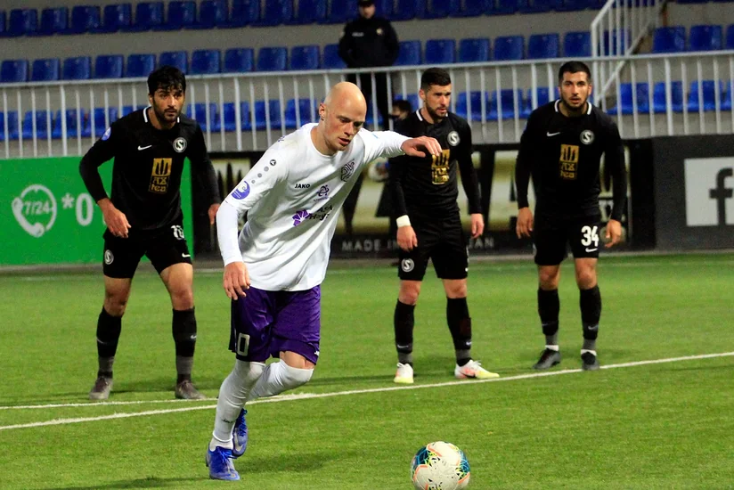 Sumqayıt Rəhim Sadıxovla müqavilə imzalayıb