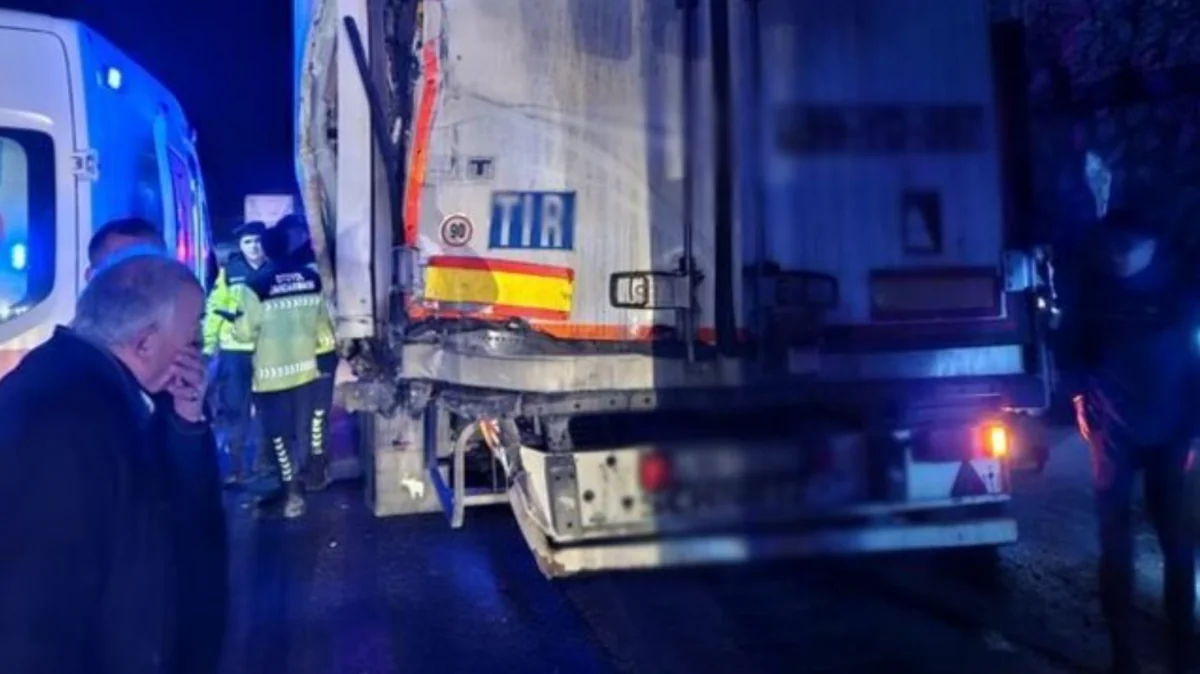 Türkiyədə sərnişin avtobusu yük maşınına çırpılıb, xəsarət alanlar var