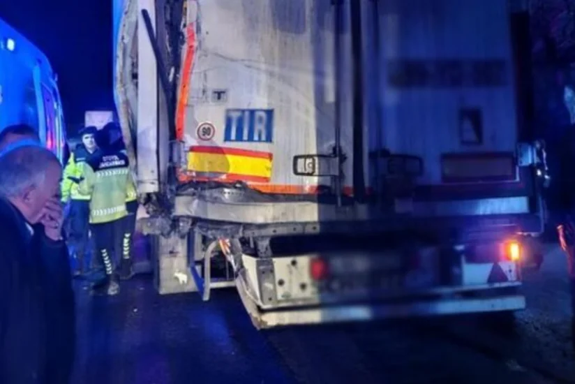 Türkiyədə sərnişin avtobusu yük maşınına çırpılıb, xəsarət alanlar var