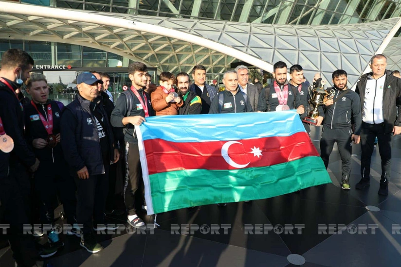 Dünya çempionatında medal qazanan karateçilər Bakıya qayıdıb