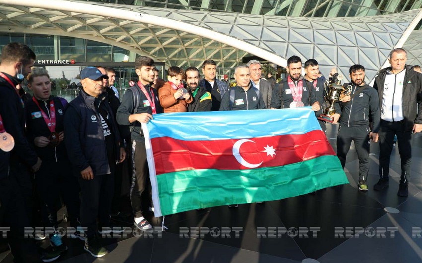 Dünya çempionatında medal qazanan karateçilər Bakıya qayıdıb