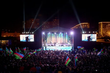 Heydər Əliyev Mərkəzinin parkında Müstəqillik Günü münasibətilə konsert olub