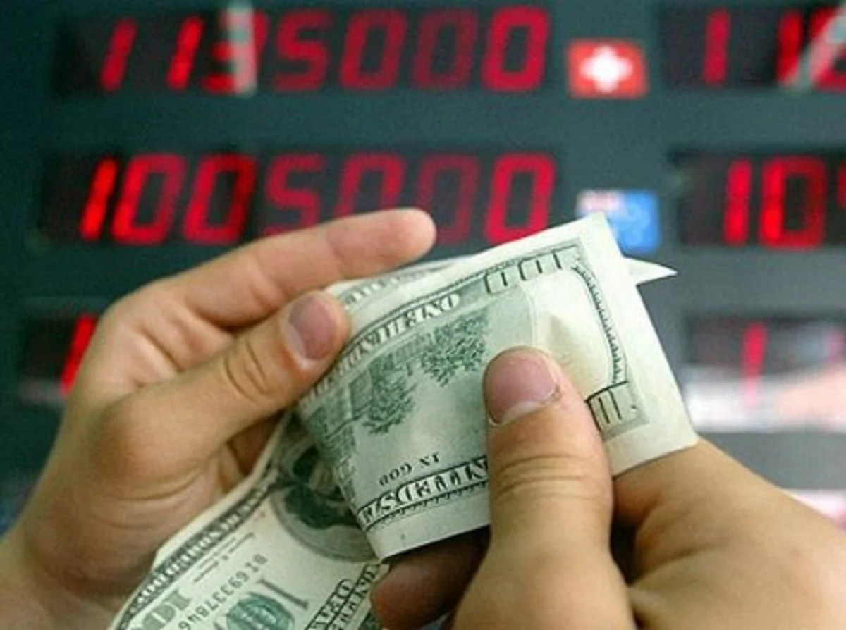 Azərbaycan əhalisi nağd dollar satışını artırıb