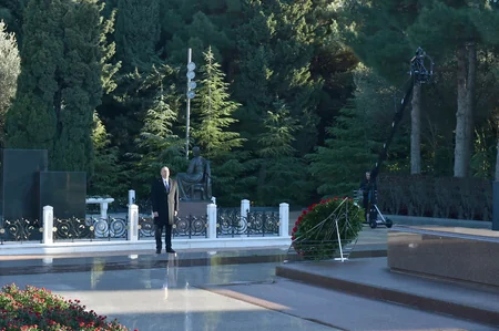 Azərbaycan Prezidenti Heydər Əliyevin məzarını ziyarət edib