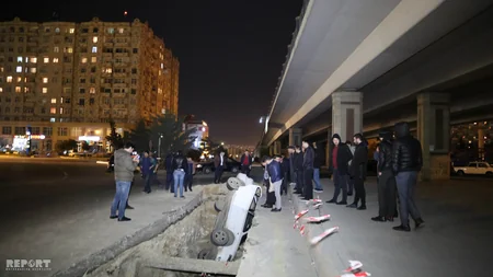 Bakıda avtomobil yol nişanının olmadığı quyuya düşüb - FOTO - VİDEO - YENİLƏNİB