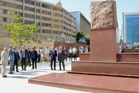 Mikayıl Müşfiqin doğum günündə abidəsi ziyarət olunub