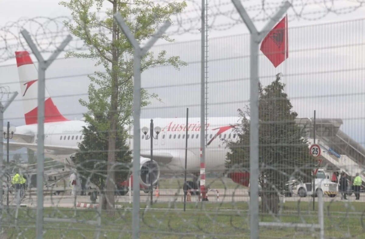 Albaniyada silahlı şəxslər təyyarəyə hücum ediblər