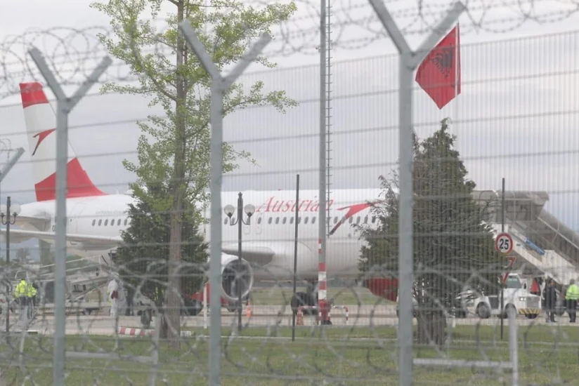 Albaniyada silahlı şəxslər təyyarəyə hücum ediblər