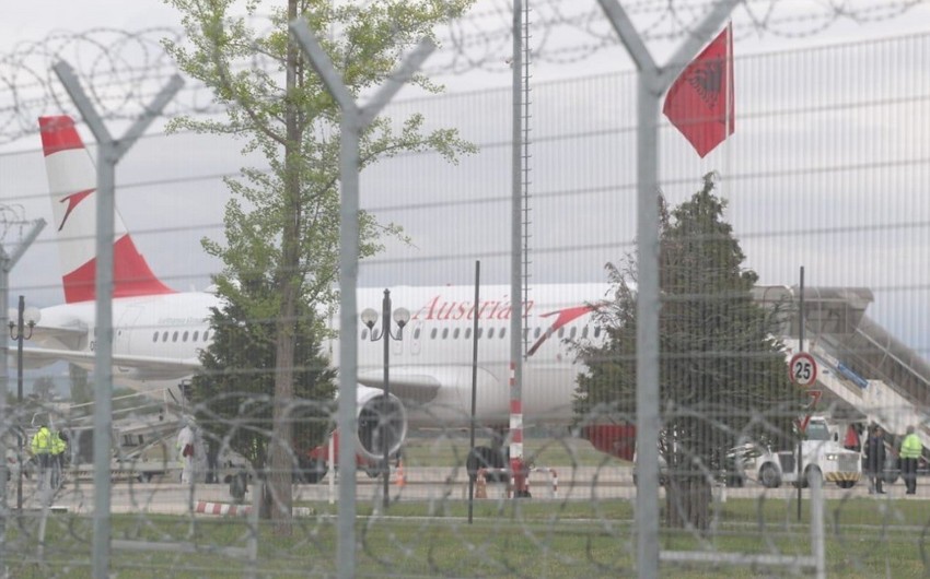 Albaniyada silahlı şəxslər təyyarəyə hücum ediblər